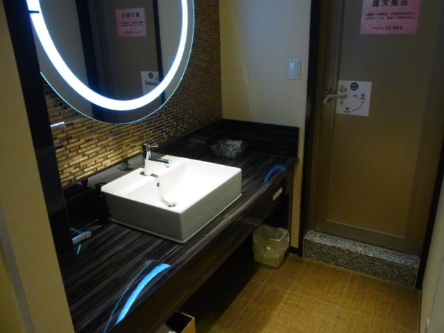 ホテル ルアラ(渋谷区/ラブホテル)の写真『303号室 洗面 （右手のドアから露天風呂へ）』by ホテルレポったー