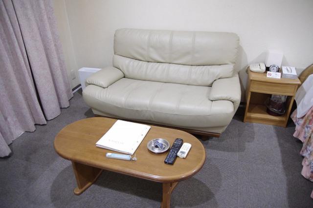 六本木プラザ(港区/ラブホテル)の写真『607号室　ソファーとテーブル』by マーケンワン