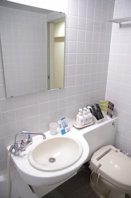 六本木プラザ(港区/ラブホテル)の写真『607号室　浴室内、洗面台と洗浄機能付きトイレ』by マーケンワン