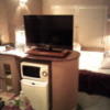 サンレモ(新宿区/ラブホテル)の写真『207号室の入ってからの 全体像、間取り。 テレビ、冷蔵庫、ポット、ＤＶＤ、エアコン、必要な物は揃っているが、ビジホのシングル並に狭いです。』by 激闘乱舞