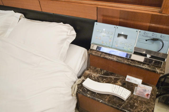 ホテル J-MEX(ジェイメックス)(新宿区/ラブホテル)の写真『301号室　枕元のスイッチパネルなど』by INA69