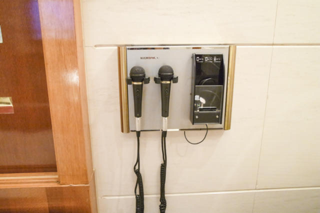 ホテル J-MEX(ジェイメックス)(新宿区/ラブホテル)の写真『301号室　カラオケマイクと携帯充電機』by INA69