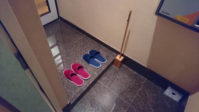 PLAZA K(プラザＫ)(八王子市/ラブホテル)の写真『405号室、入口のスリッパ』by おむすび