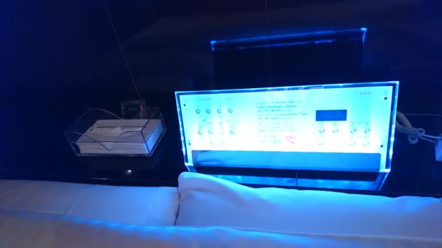 PLAZA K(プラザＫ)(八王子市/ラブホテル)の写真『405号室、ベッド枕元の照明コントローラ』by おむすび