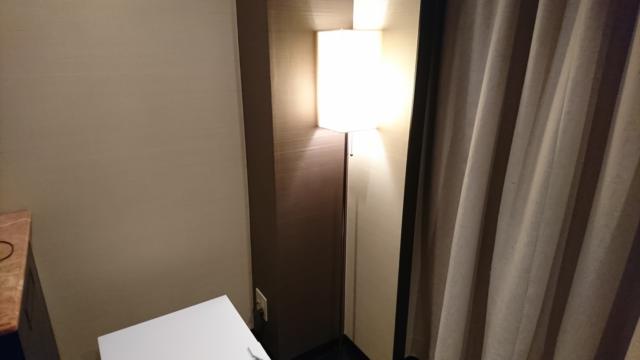 アラウダリゾート国立(国立市/ラブホテル)の写真『310号室、部屋隅の灯り』by おむすび