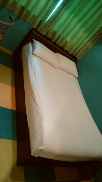 HOTEL Fine(ファイン)(新宿区/ラブホテル)の写真『302号室ベッド近影(清潔感、広さは問題なし)』by オレの地雷を越えてゆけ！