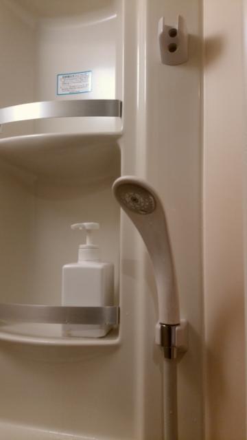 レンタルルーム フィジー(新宿区/ラブホテル)の写真『8号室シャワー室　ボディーシャンプー、シャワーヘッド』by 上戸 信二