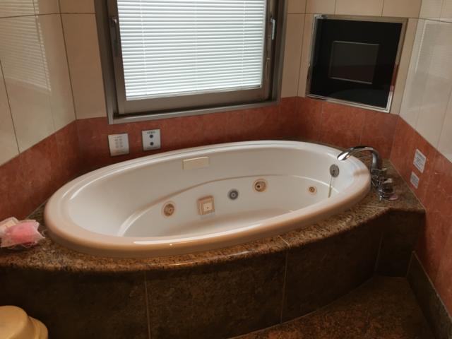 リゾートタワーホテル ラ・フェスタ(瑞穂町/ラブホテル)の写真『804号室 風呂 かなり広いです 窓にはブラインドあり。』by トマトなす