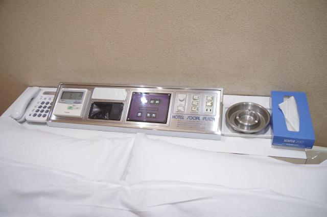 HOTELソシアルプラザ(さいたま市大宮区/ラブホテル)の写真『307号室　枕元の設備』by マーケンワン