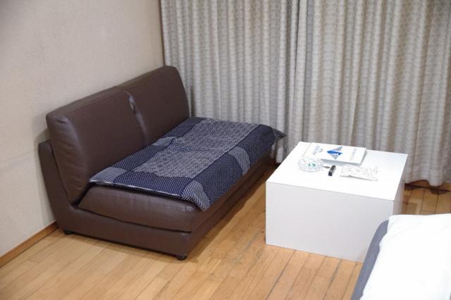 HOTELソシアルプラザ(さいたま市大宮区/ラブホテル)の写真『307号室　ソファーとテーブル』by マーケンワン
