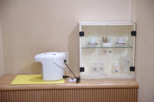 HOTELソシアルプラザ(さいたま市大宮区/ラブホテル)の写真『307号室　右ベッドサイドの茶器類』by マーケンワン