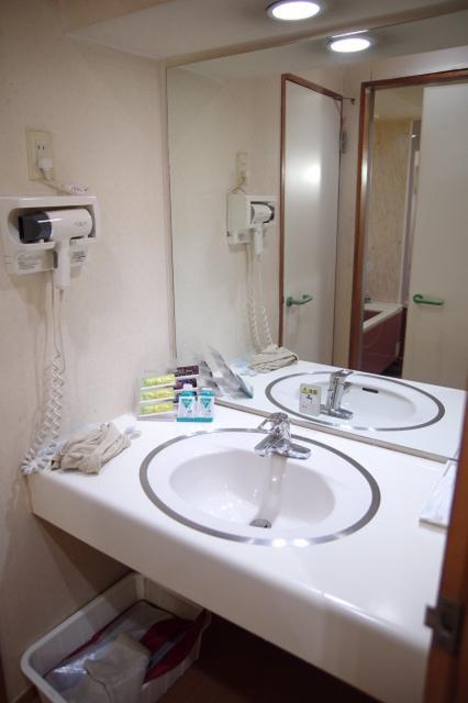 HOTELソシアルプラザ(さいたま市大宮区/ラブホテル)の写真『307号室　洗面台』by マーケンワン
