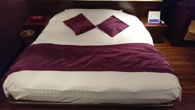 アラウダリゾート国立(国立市/ラブホテル)の写真『302号室、ベッド』by おむすび