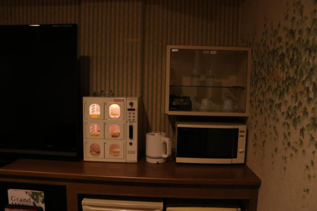 WILL SWEET(厚木市/ラブホテル)の写真『401号室電子レンジ、ポット、食器棚、いやらしグッズ販売機』by 夕立朝立