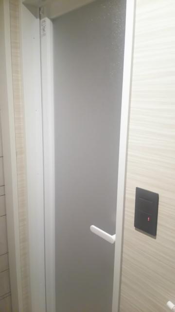 HOTEL TSUBAKI 錦糸町(墨田区/ラブホテル)の写真『210号室浴室ドア』by ミド丸