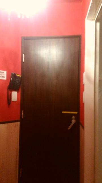 レンタルルーム ティアラ(千代田区/ラブホテル)の写真『1号室のベットから見た入口』by 上戸 信二