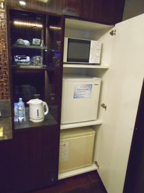 レステイ所沢(所沢市/ラブホテル)の写真『312号室、電子レンジと冷蔵庫など』by もんが～