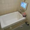 レステイ所沢(所沢市/ラブホテル)の写真『312号室、浴槽と浴室テレビ』by もんが～