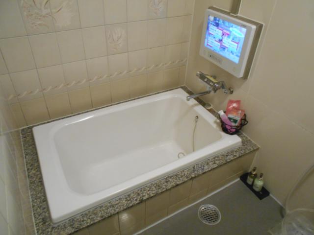 レステイ所沢(所沢市/ラブホテル)の写真『312号室、浴槽と浴室テレビ』by もんが～