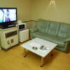 フランセ(八王子市/ラブホテル)の写真『306号室、テーブルとソファー、テレビなど』by もんが～
