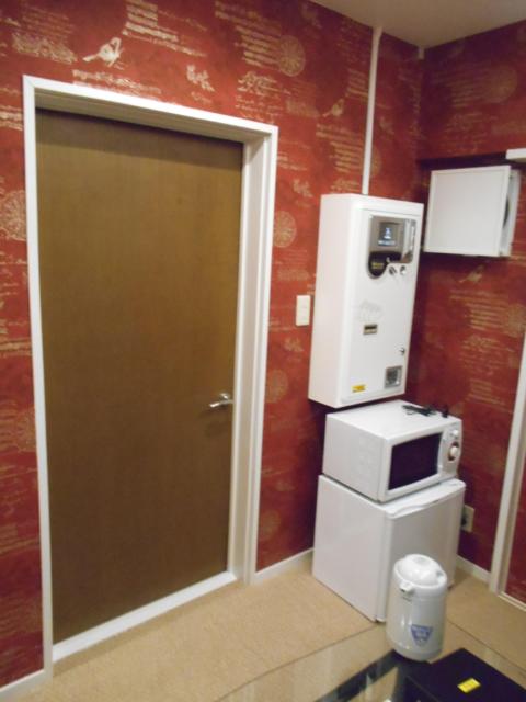 ホテル アモーレ(所沢市/ラブホテル)の写真『101号室、自動清算機と電子レンジ、冷蔵庫など』by もんが～