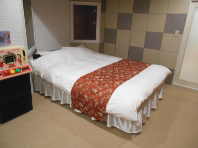 ホテル アモーレ(所沢市/ラブホテル)の写真『101号室、ベッド』by もんが～