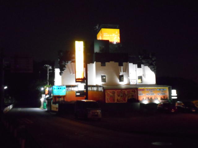 スターリゾートI(入間市/ラブホテル)の写真『夜の外観（遠景）』by もんが～