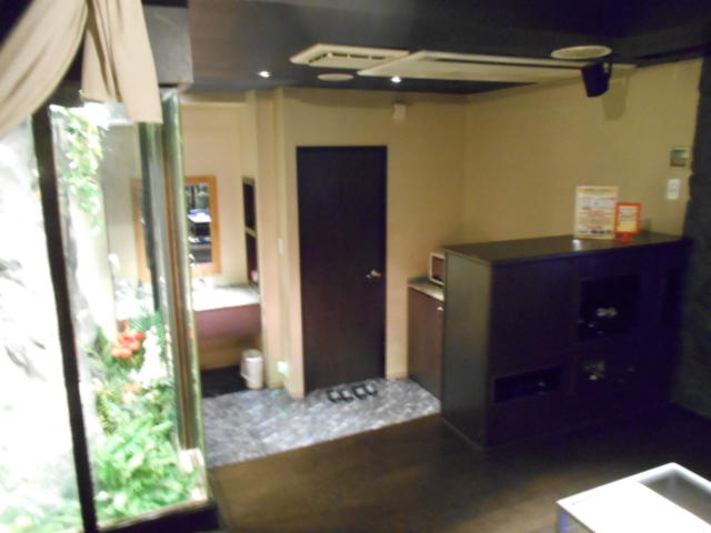 スターリゾートI(入間市/ラブホテル)の写真『107号室、部屋奥から入り口方向』by もんが～
