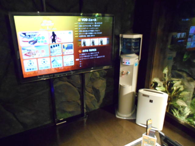 スターリゾートI(入間市/ラブホテル)の写真『107号室、テレビとウォーターサーバー、空気清浄機』by もんが～