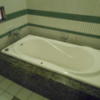 スターリゾートI(入間市/ラブホテル)の写真『107号室、浴槽と浴室テレビ』by もんが～