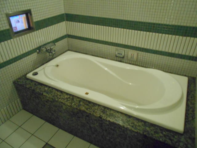 スターリゾートI(入間市/ラブホテル)の写真『107号室、浴槽と浴室テレビ』by もんが～