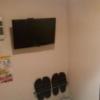 レンタルルーム ビスタ(新宿区/ラブホテル)の写真『2号室の壁掛けテレビとスリッパ』by 上戸 信二