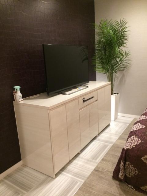 HOTEL SIMPLON(シンプロン)(柏市/ラブホテル)の写真『407号室 テレビ、収納には冷蔵庫など』by mee