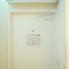 レンタルルーム プレジャー(港区/ラブホテル)の写真『27号室　玄関　エアコン　避難経路図』by INA69