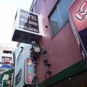 HOTEL Fine(ファイン)(新宿区/ラブホテル)の写真『正面外観と看板』by 巨乳輪ファン