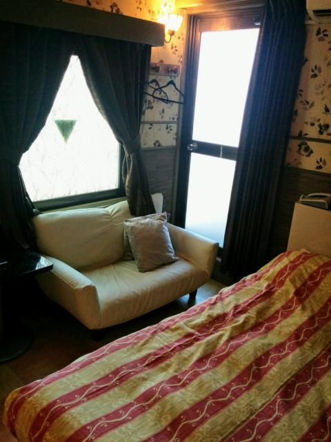HOTEL ニュー大柿(台東区/ラブホテル)の写真『501号室　ベッドとソファー』by 名無しさん（ID:10185）