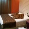 HOTEL EXE（エグゼ）(台東区/ラブホテル)の写真『301号室洗面台エリアから右側方向のベッドを撮影』by オレの地雷を越えてゆけ！