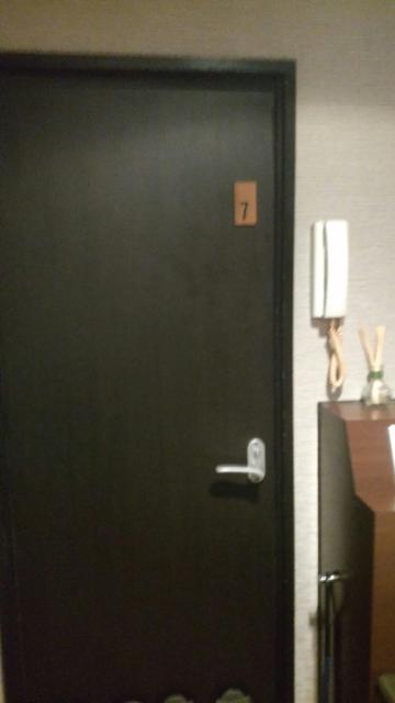 レンタルルーム フィジー(新宿区/ラブホテル)の写真『7号室　入口のドア　内側』by 上戸 信二