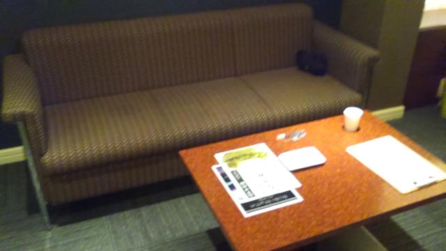WILL URBAN（ウィルアーバン）八王子(八王子市/ラブホテル)の写真『301号室 ソファー・テーブル』by ましりと