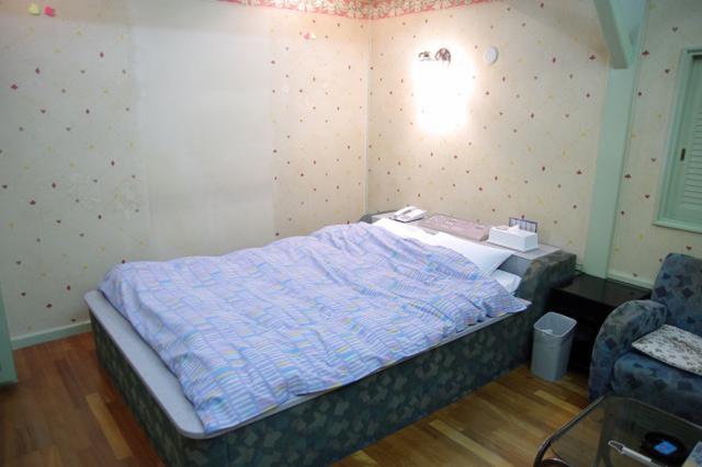ホテルいいじま(新宿区/ラブホテル)の写真『301号室　ベッド』by マーケンワン