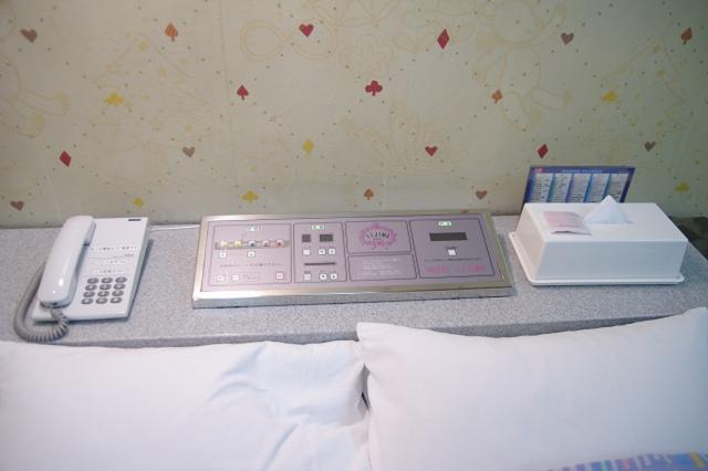 ホテルいいじま(新宿区/ラブホテル)の写真『301号室　枕元の設備』by マーケンワン
