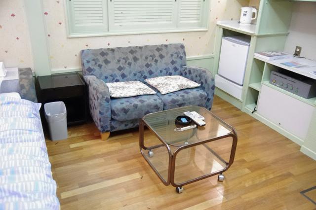 ホテルいいじま(新宿区/ラブホテル)の写真『301号室　ソファーと車輪付きテーブル』by マーケンワン