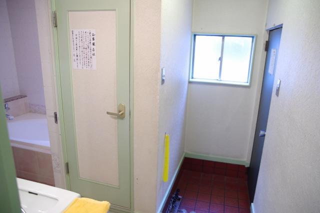 ホテルいいじま(新宿区/ラブホテル)の写真『301号室　玄関まわり』by マーケンワン