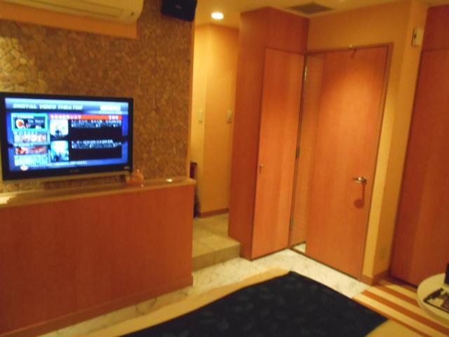 拾参番館(国立市/ラブホテル)の写真『302号室（部屋奥から）』by もんが～