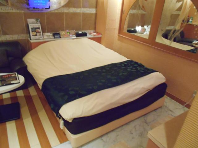 拾参番館(国立市/ラブホテル)の写真『302号室、ベッド』by もんが～