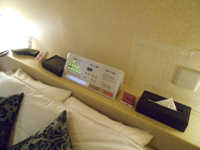 Re･stay（レステイ）府中(府中市/ラブホテル)の写真『601号室、ベッドサイド』by もんが～