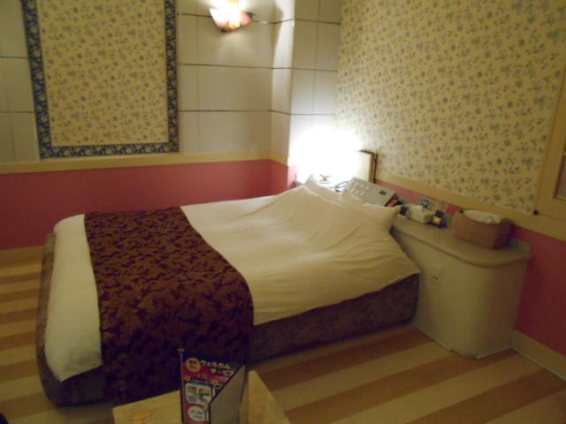 フェリエ(八王子市/ラブホテル)の写真『202号室、ベッド』by もんが～