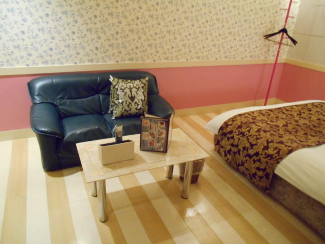 フェリエ(八王子市/ラブホテル)の写真『202号室、テーブルとソファー』by もんが～