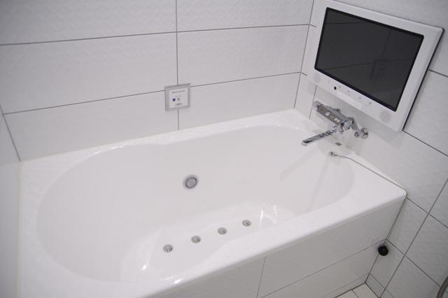 HOTEL GLANZ CASCATA(港区/ラブホテル)の写真『406号室　浴槽（テレビ付き）』by マーケンワン