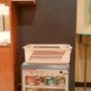 HOTEL KATSURA(カツラ)(台東区/ラブホテル)の写真『203号室：上から(湯沸かし器＆ポット、タオル類の入ったカゴ、スナック＆インスタント麺の販売機)』by オレの地雷を越えてゆけ！